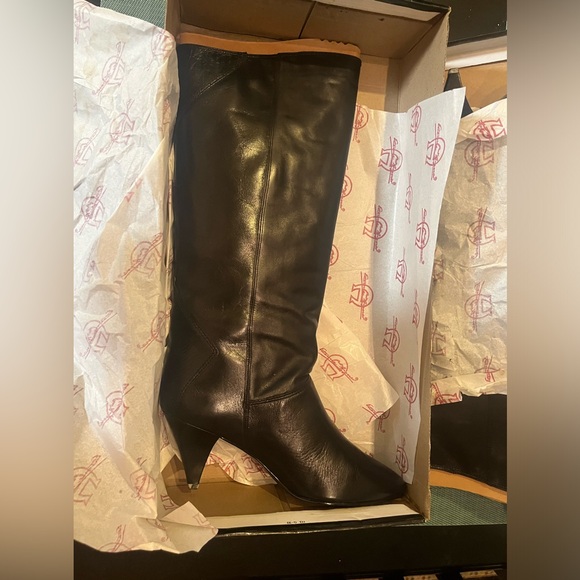 Etienne Aigner black leather boots, like new, with box - heel tips are white. - Picture 4 of 15